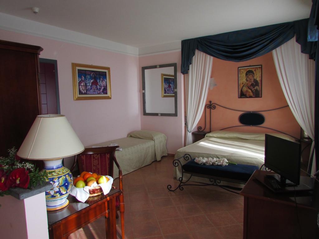 Emmaus Hotel Zafferana Etnea Room photo